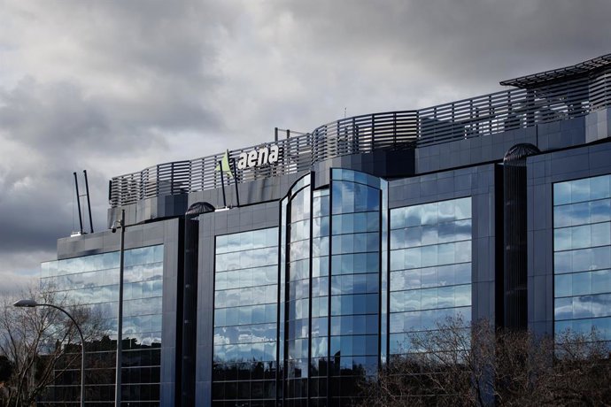 Archivo - Fachada de la sede central de Aena, a 6 de marzo de 2023, en Madrid (España). La entidad pública empresarial Aeropuertos Españoles y Navegación Aérea, también conocida como Aena, es una empresa pública española constituida en sociedad anónima qu