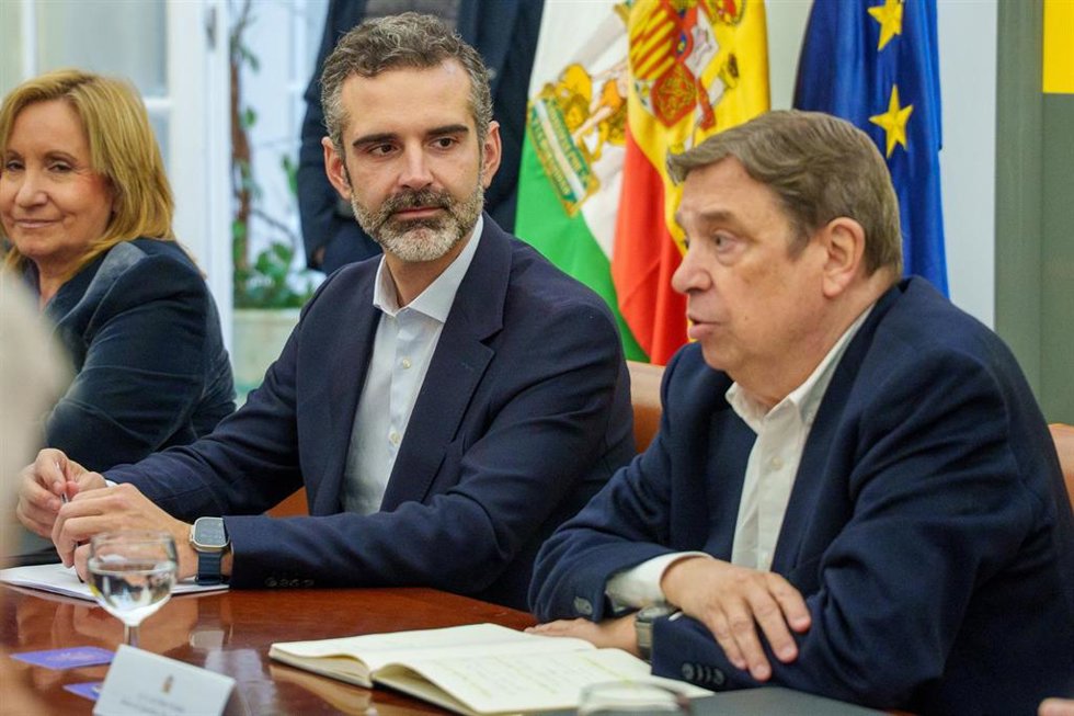 El ministro de Agricultura, Pesca y Alimentación Luis Planas (d) y el consejero de Agricultura, Agua y Desarrollo Rural, Ramón Fernández-Pacheco (i) presiden la reunión con los afectados por las graves lluvias. A 13 de febrero de 2026 en Sevilla, Andalu