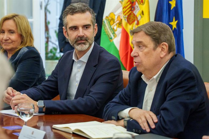 El ministro de Agricultura, Pesca y Alimentación Luis Planas (d) y el consejero de Agricultura, Agua y Desarrollo Rural, Ramón Fernández-Pacheco (i) presiden la reunión con los afectados por las graves lluvias. A 13 de febrero de 2026 en Sevilla, Andalucí