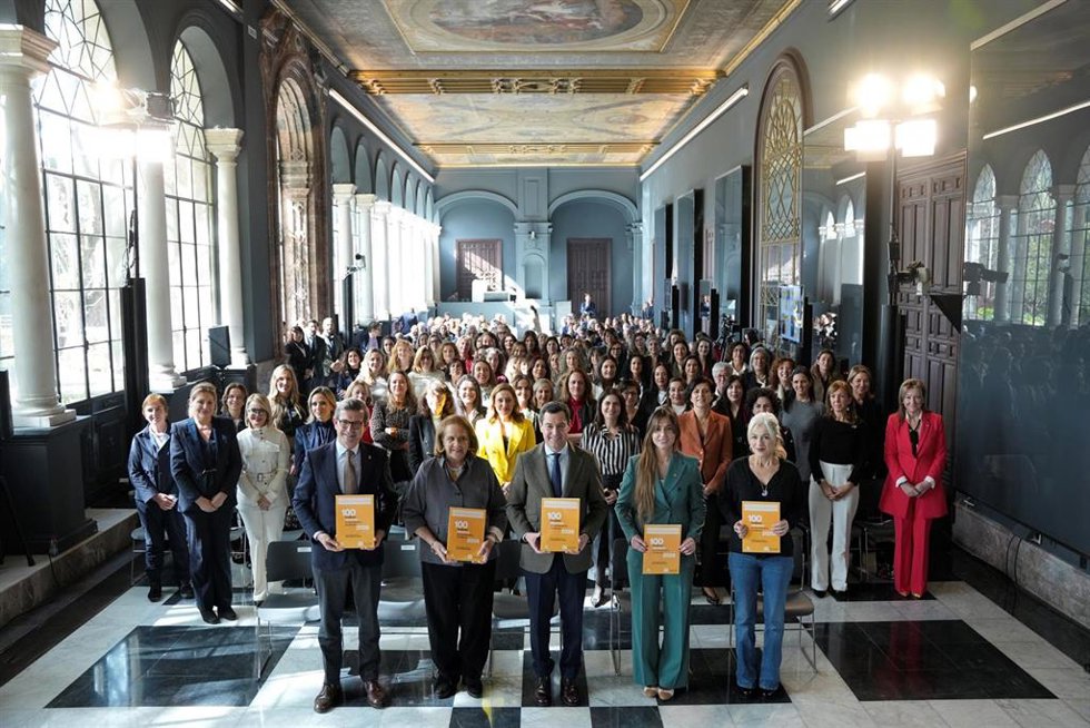 El presidente de la Junta de Andalucía, Juanma Moreno, junto a la la consejera de Cultura y Deporte, Patricia del Pozo, y el consejero de Industria, Jorge Paradela, en la foto de familia durante la presentación de la publicación '100 mujeres referentes 
