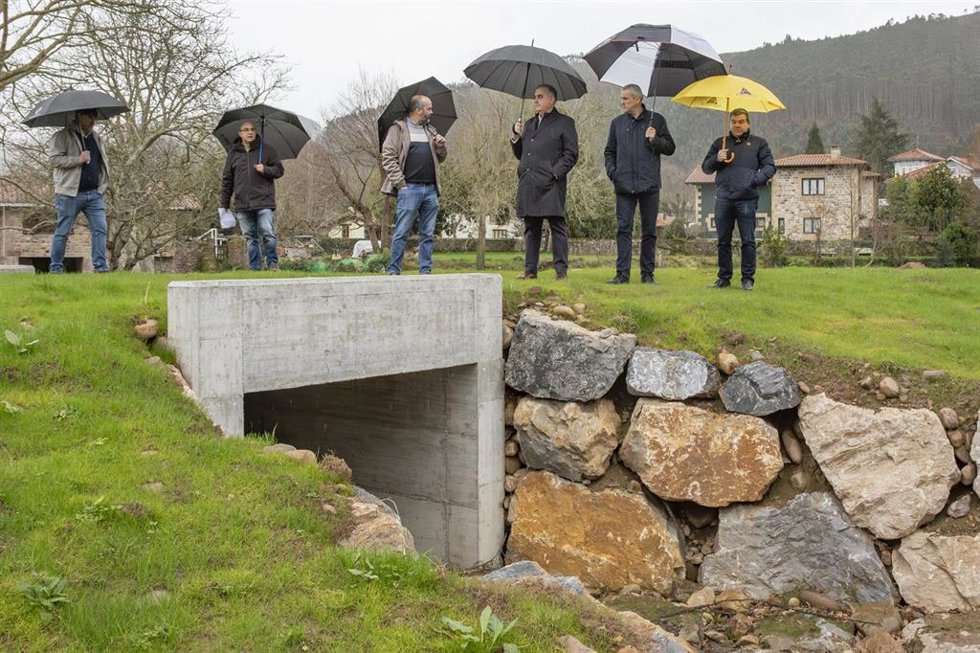 El consejero de Fomento, Vivienda, Ordenación del Territorio y Medio Ambiente, Roberto Media, inaugura las obras ejecutadas para evitar las inundaciones en Cos.