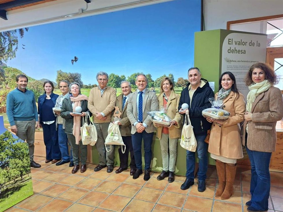 Martínez (5 dcha.), en la entrega de los premios de la Junta Rectora del Parque Natural Sierra de Cardeña y Montoro.