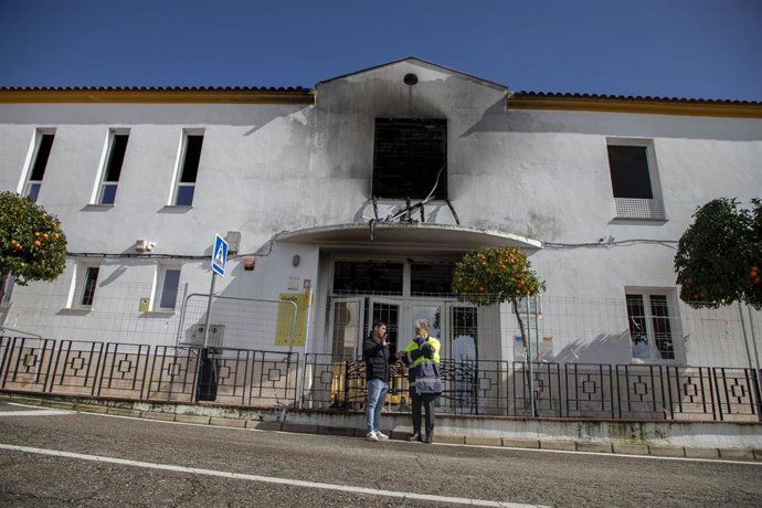 El presidente de la Diputación de Córdoba, Salvador Fuentes (dcha.) se interesa por el estado del edificio de usos múltiples de Villaharta.