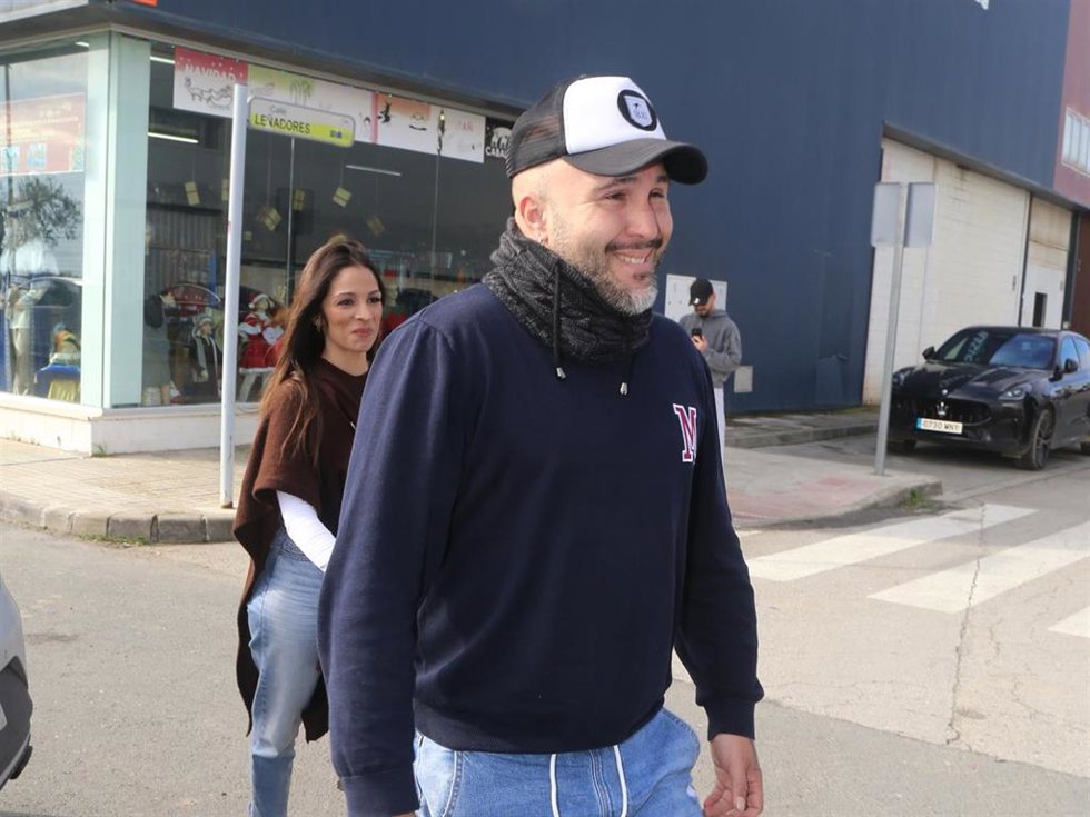 Archivo - Kiko Rivera y Lola su salida de una tienda de pirotecnia, a 31 de diciembre de 2025, en Umbrete (Sevilla, España).