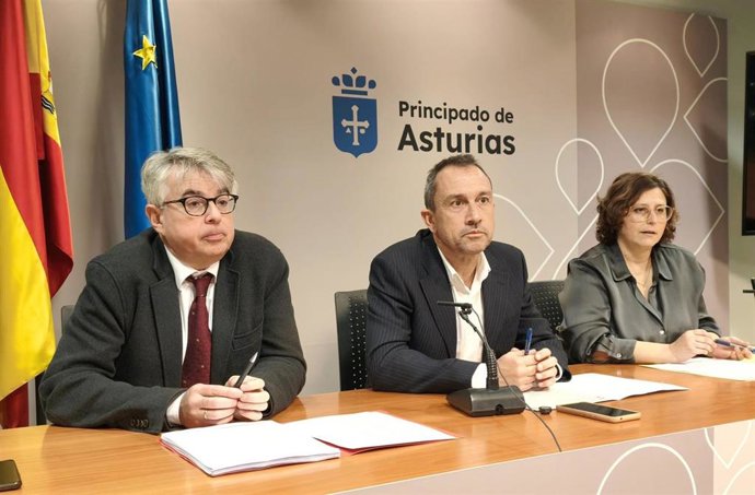 El director general de Ordenación de Territorio, Ignacio Ruiz Latierro;  el consejero de Ordenación de Territorio, Urbanismo, Vivienda y Derechos Ciudadanos, Ovidio Zapico,  y la directora general de Urbanismo, Laura López.