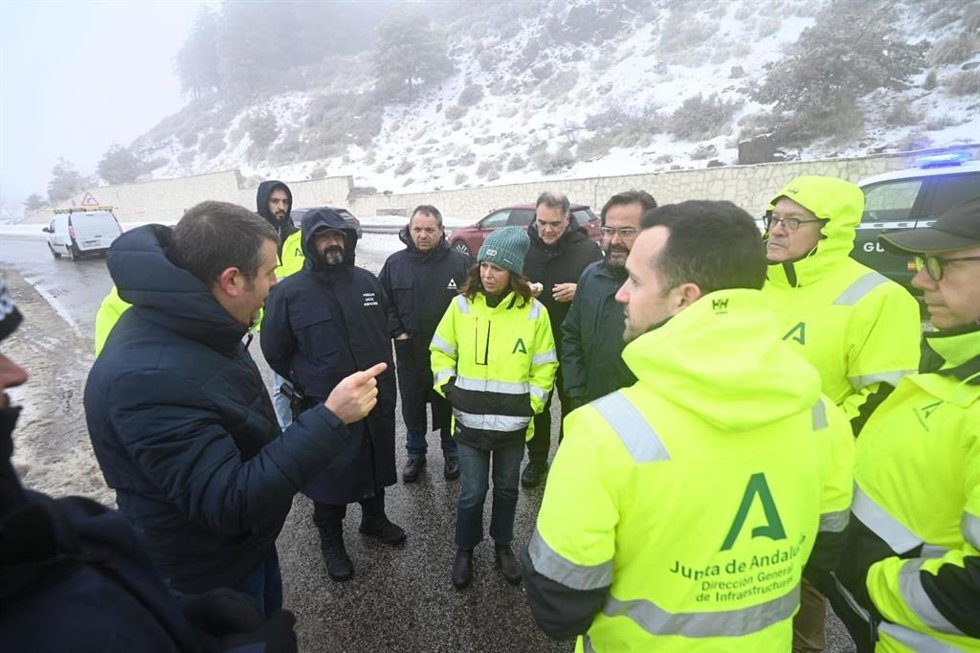 La consejera de Fomento, Articulación del Territorio y Vivienda, Rocío Díaz, visita los daños en la carretera de acceso a Pradollano.