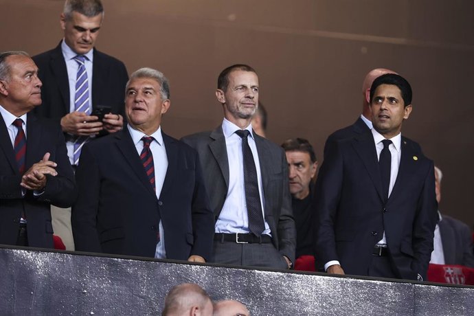 Archivo - Joan Laporta, presidente del FC Barcelona, Nasser Al-Khelaïfi, presidente del PSG, y Aleksander Čeferin, presidente de la UEFA, durante el Barça–PSG de la fase de grupos de la Champions 2025/26 en el Estadi Olímpic Lluís Companys.