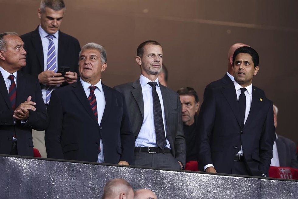 Archivo - Joan Laporta, presidente del FC Barcelona, Nasser Al-Khelafi, presidente del PSG, y Aleksander eferin, presidente de la UEFA, durante el BaraPSG de la fase de grupos de la Champions 2025/26 en el Estadi Olímpic Lluís Companys.