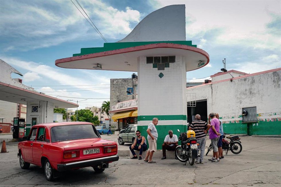Archivo - Personas esperan por combustible en una gasolinera de La Habana (Cuba)
