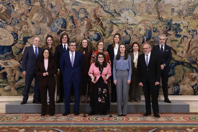 La Reina Letizia recibe a miembros de la Fundación Claudia Tecglen, cuya principal área de actuación es la Salud Mental