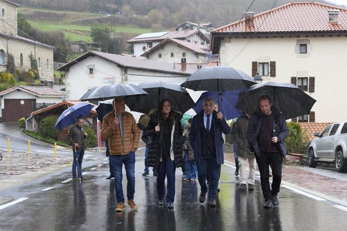 El consejero Chivite y el alcalde de Baztan junto al resto de participantes en la visita a las obras de la travesía de Almandoz