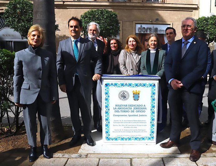 La alcaldesa de Jerez de la Frontera (Cádiz), María José García-Pelayo, y el consejero de Justicia, Administración Local y Función Pública, José Antonio Nieto, con el monolito con el lema 'Bulevar dedicado a la abogacía del turno de oficio