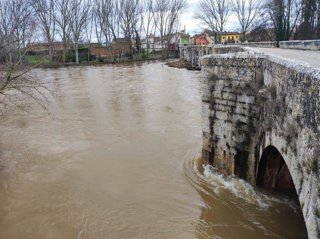 Imagen del río Arlanza a la altura del Puente Romano en Quintana del Puente (Palencia)