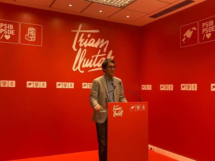 El portavoz del PSIB en el Parlament, Iago Negueruela, en declaraciones a los medios antes del encuentro