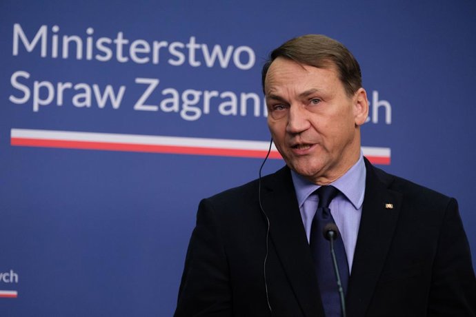 26 de janeiro de 2026, Polônia, Varsóvia: O ministro das Relações Exteriores da Polônia, Radoslaw Sikorski, fala durante uma coletiva de imprensa com seu homólogo saudita, Faisal bin Farhan Al Saud, no Ministério das Relações Exteriores da Polônia. Foto: 