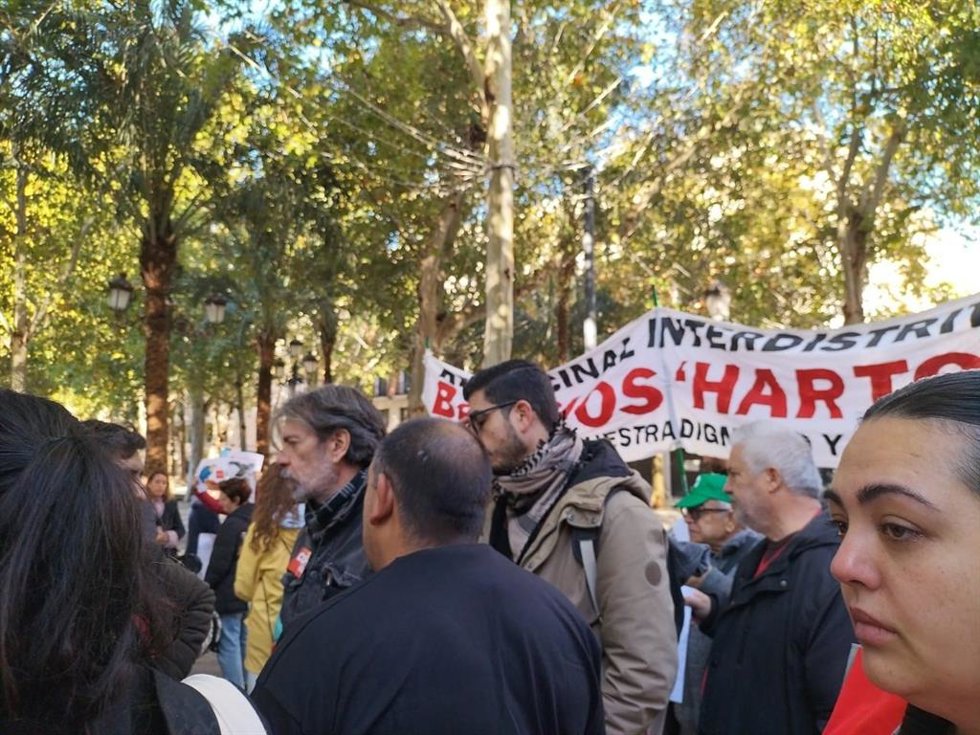 Archivo - Movilización de Barrios Hartos frente al Ayuntamiento de Sevilla por el desahucio de 11 familias en Palmete.
