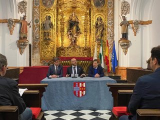 Santos (centro) y Copé (izda.), durante la reunión celebrada en el IES Luis de Góngora.