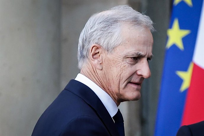 Archivo - January 6, 2026, Paris, France, France: French President Emmanuel Macron welcomes Prime Minister of Norway Jonas Gahr Store at the Presidential Elysee Palace on January 06, 2026 in Paris, France. Leaders from around 30 countries are gathering in