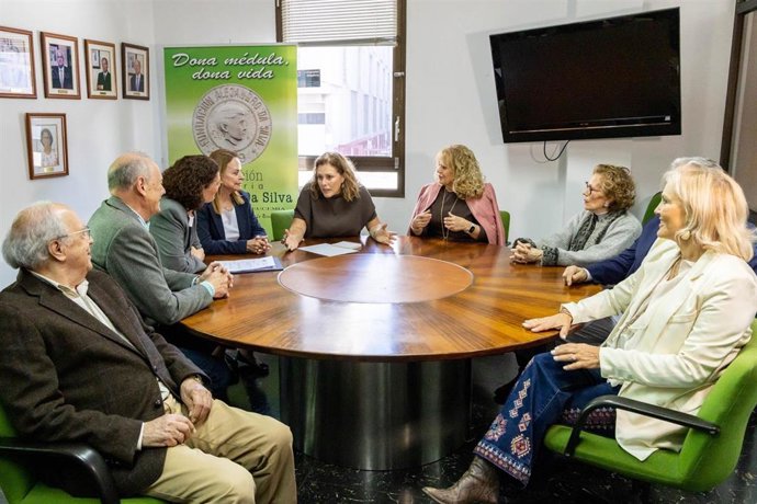 La presidenta del Parlamento de Canarias, Astrid Pérez, inició este viernes en Gran Canaria la acción institucional 'Escuchar para Avanzar'