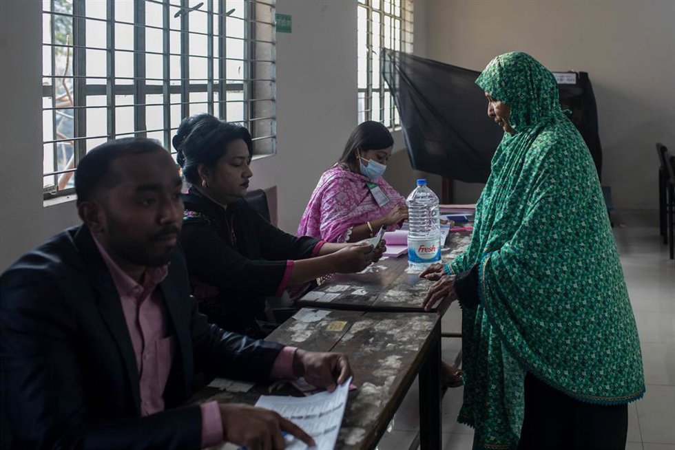 Imagen de archivo de una mujer votando durante las elecciones del jueves en Bangladesh. 