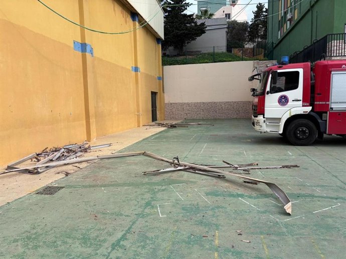 Los Bomberos de Meilla actuando en un despendimiento a consecuencia del temporal de viento