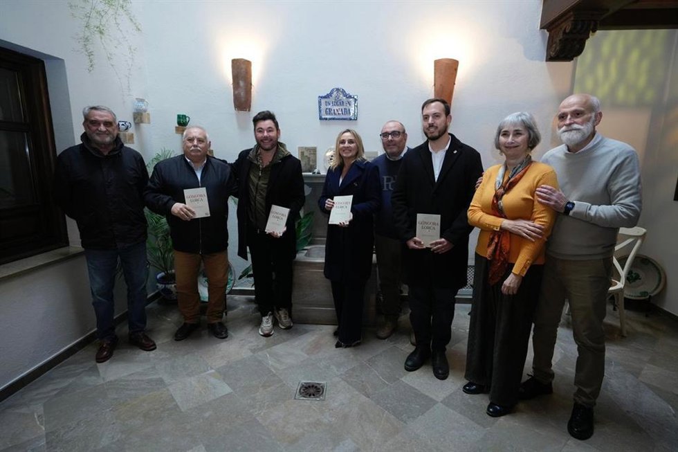 Colocación de la placa que recuerda a Federico y a Góngora