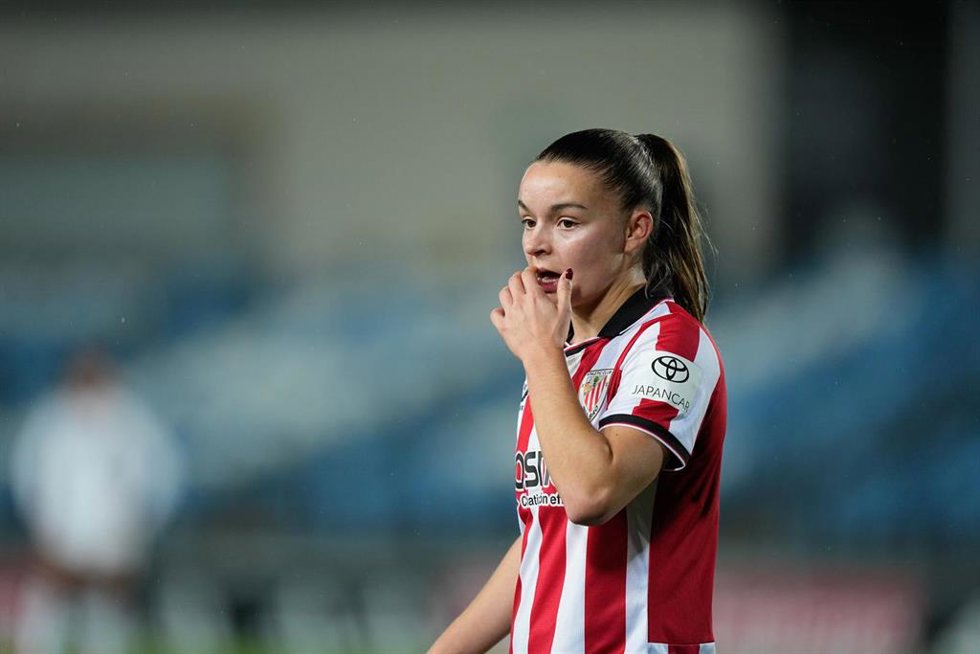Sara Ortega durante un partido del Athletic Club en la Liga F Moeve 25-26