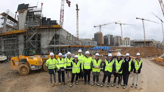 El presidente de la RFEF, Rafael Louzán, ha visitado este viernes las obras de la Nueva Romareda.