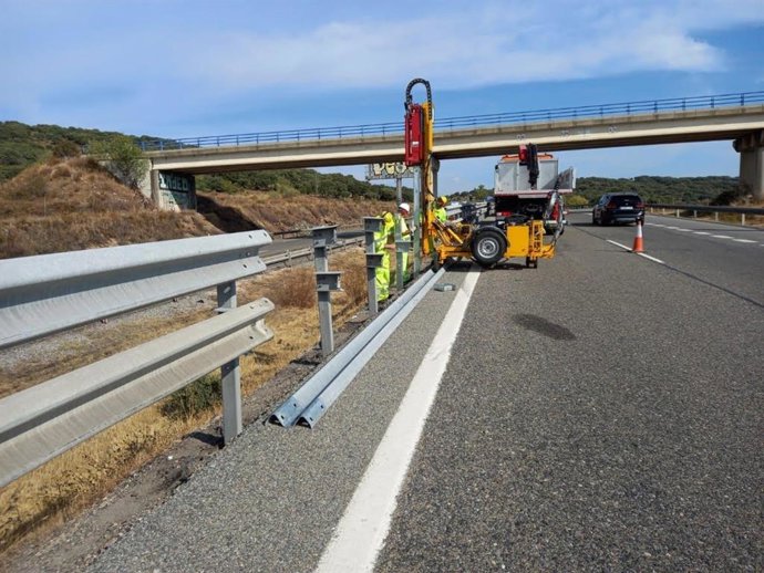 Archivo - Obras de conservación en una carretera de Madrid