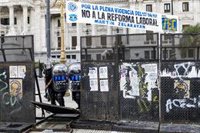 El Gobierno de Argentina denuncia por terrorismo a los implicados en los altercados ante el Congreso