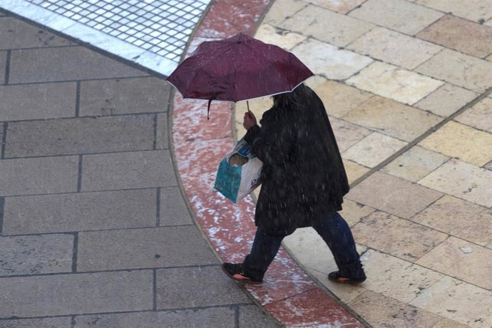 Archivo - Arquivo - Imagem de arquivo de um homem com um guarda-chuva em uma rua na França.