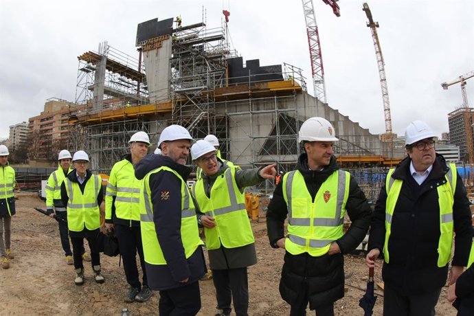 El presidente de la Real Federación Española de Fútbol (RFEF), Rafael Louzán, visita el avance de las obras del futuro estadio Ibercaja Romareda en Zaragoza, con el consejero municipal de Urbanismo, Víctor Serrano