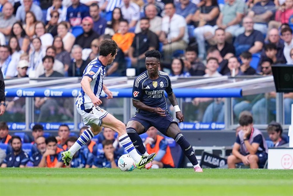 Archivo - El brasileño Vinícius Júnior (Real Madrid CF) intenta regatear a Aritz Elustondo en el partido de LaLiga EA Sports 2025-26 disputado en Anoeta.