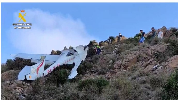 Archivo - Avioneta accidentada en el Cerro del Fraile, en el Parque Natural Cabo de Gata-Níjar (Almería).