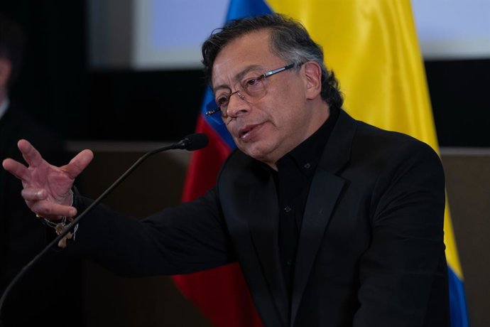 3 de fevereiro de 2026, Washington, D.C., Estados Unidos: O presidente da Colômbia, Gustavo Petro, fala com membros da mídia na Embaixada da Colômbia em Washington, D.C., dizendo que manteve conversas positivas com o presidente dos Estados Unidos, Donald 