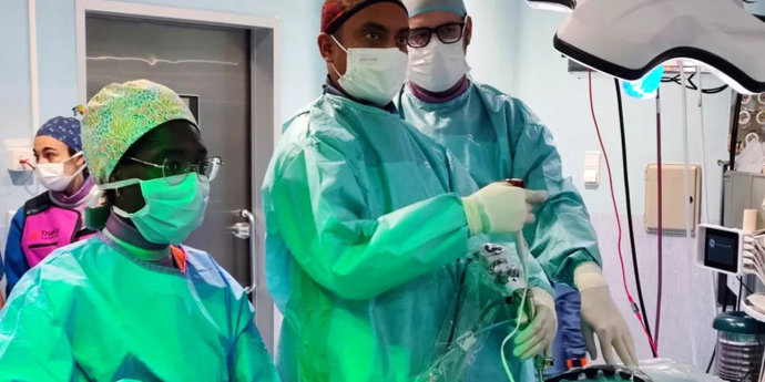Profesiones del Trueta realizando cirugía de columna por vía endoscópica.