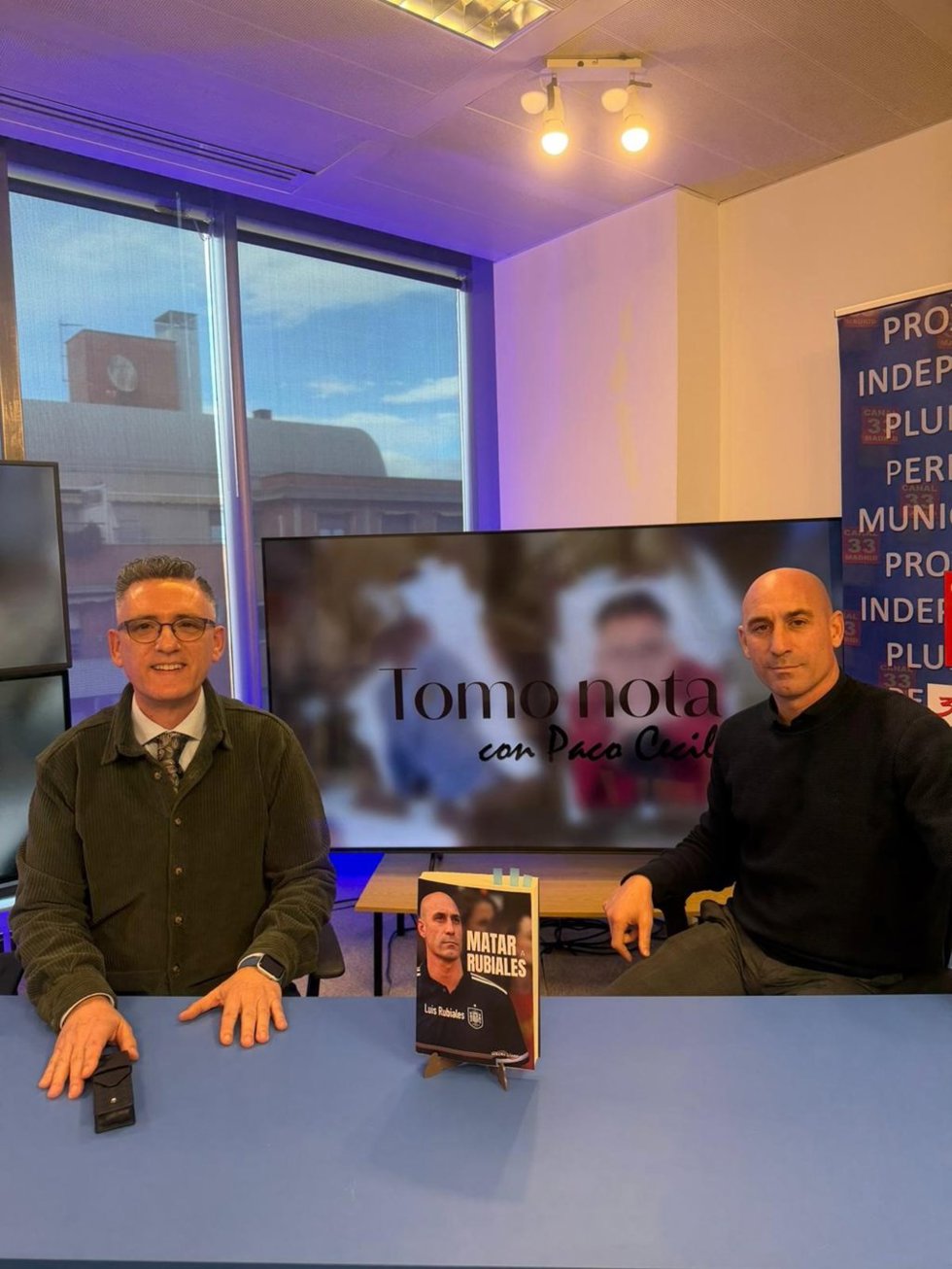 El presentador del programa 'Tomo Nota' de Canal 33 TV, Paco Celicio, con el expresidente de la Real Federación Española de Fútbol (RFEF), Luis Rubiales