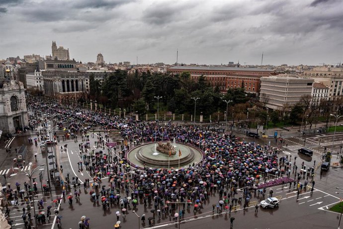 Archivo - Cientos de personas durante la manifestación convocada por la Comisión 8M por el Día de la Mujer, a 8 de marzo de 2025, en Madrid (España). 
