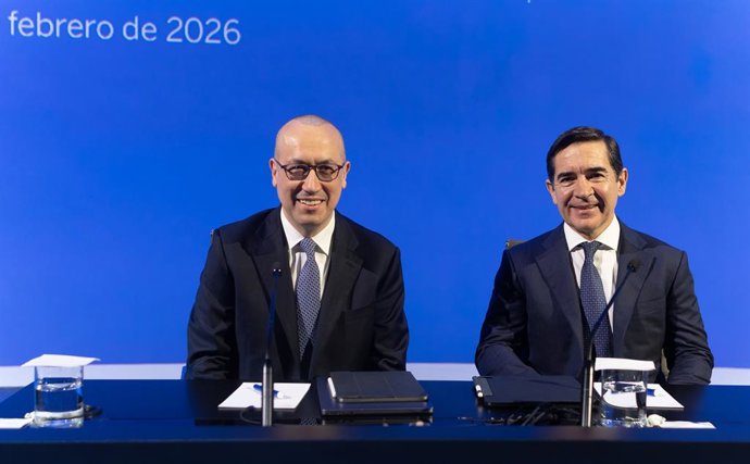 El presidente de BBVA, Carlos Torres Vila (d), y el consejero delegado, Onur Genç (i), presentan los resultados financieros correspondientes al ejercicio 2025, a 5 de febrero de 2026, en Madrid (España).