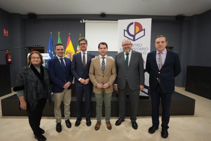 Autoridades durante la inauguración del nuevo centro en la Casa de la Juventud de Cabra.