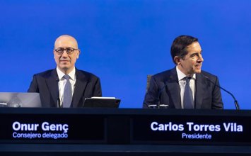 El presidente de BBVA, Carlos Torres Vila (d), y el consejero delegado, Onur Genç (i), presentan los resultados financieros correspondientes al ejercicio 2025, a 5 de febrero de 2026, en Madrid (España). 