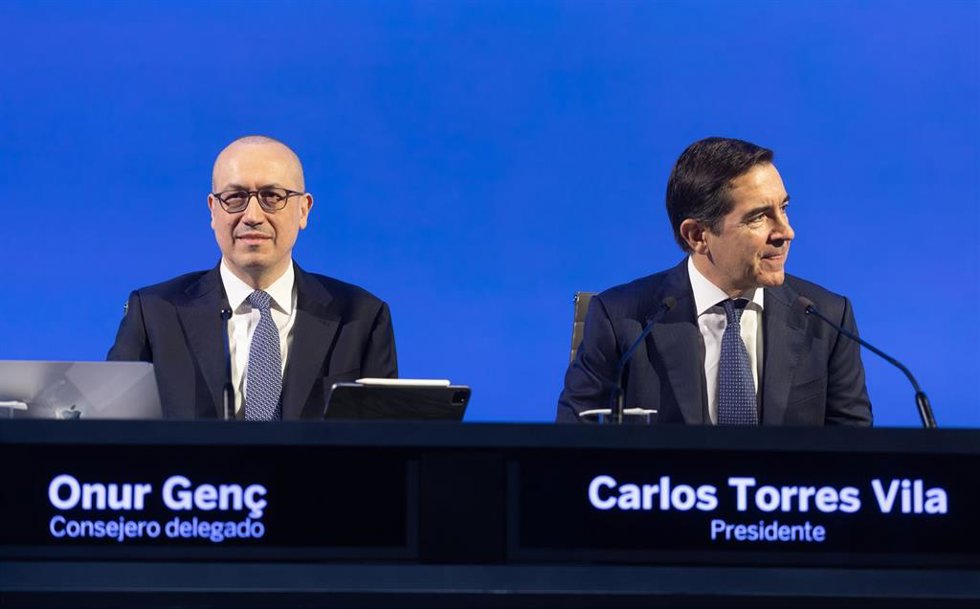 El presidente de BBVA, Carlos Torres Vila (d), y el consejero delegado, Onur Gen (i), presentan los resultados financieros correspondientes al ejercicio 2025, a 5 de febrero de 2026, en Madrid (España). 