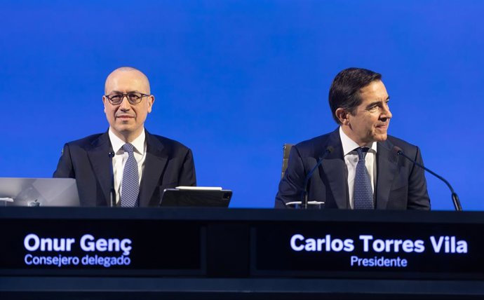 El presidente de BBVA, Carlos Torres Vila (d), y el consejero delegado, Onur Genç (i), presentan los resultados financieros correspondientes al ejercicio 2025, a 5 de febrero de 2026, en Madrid (España). 