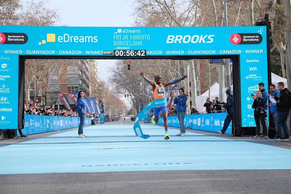 Archivo - El ugandés Jacob Kiplimo destroza el récord del mundo de medio maratón en Barcelona