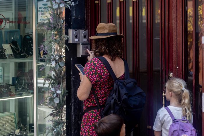 Archivo - Unha muller escribe un código para conseguir as chaves dun apartamento turístico, a 1 de xullo de 2025, en Madrid (España)