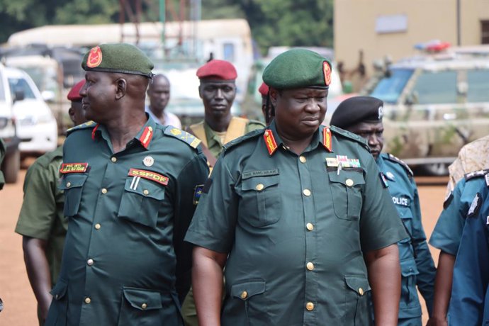 Archivo - October 28, 2025, Juba, Ces / Juba, South Sudan: Joint forces of SSPDF, SSPS & NSS-ISB today displayed weapons seized in JubaĂ˘ââ˘s disarmament campaign. CDF Gen. Paul Nang Majok praised the operation & warned against the Red Belt MovementĂ˘â