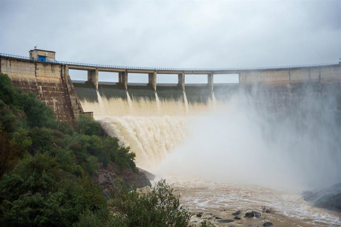 Imagen de la presa del Gergal dentro del término municipal de Guillena (Sevilla) aliviando agua. A 11 de febrero de 2026 en Aznalcóllar, Sevilla (Andalucía, España). 