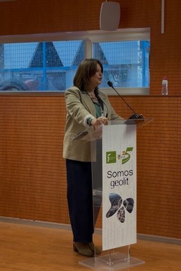 Lourdes Martínez inaugura la jornada 'Ciencia y tecnología en femenino'.