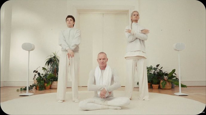 Captura del nuevo vídeoclip de Ca7riel y Paco Amoroso, en colaboración con Sting.