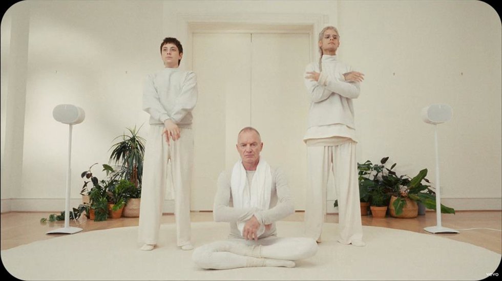 Captura del nuevo vídeoclip de Ca7riel y Paco Amoroso, en colaboración con Sting.